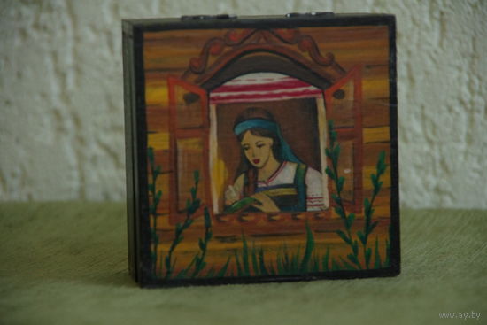 Шкатулка из СССР  ( ручная роспись )    10 х 10 х 4,5 см
