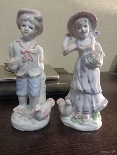 Фарфоровые статуэтки пара Мальчик и девочка с голубями 20 см. разумный торг