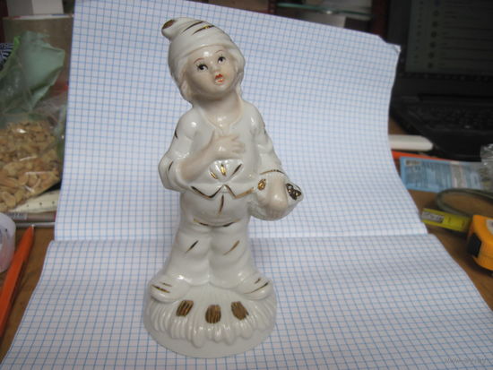 Девочка с корзиной 16 см, Европа, клеймо.