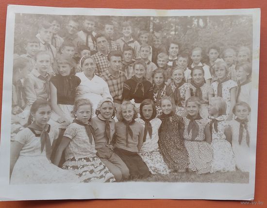 Фото в пионерлагере. Начало 1960-х. 18х24 см.