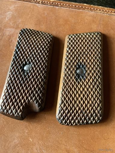 РЕДЧАЙШИЕ и в идеале ДЕРЕВЯННЫЕ накладки на первые выпуски" ТТ"-1933-1936г-затем массово перешли на более простые и в разы дешёвые из бакелита.