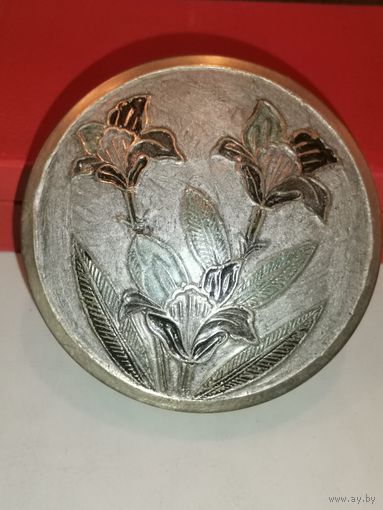 Шкатулка с эмалями, высота 3 см.