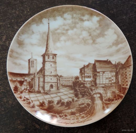 Настенная фарфоровая тарелка фирмы "Kaiser" Германия. Диаметр 24 см.