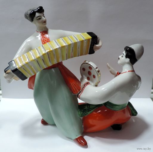 Статуэтка фарфоровая "Музыканты" 60-е годы Украина (Полония). Высота 18 см. Целая, без реставрации.