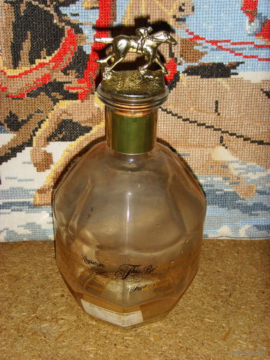 Бутылка Blanton's Bourbon . Жокей . Лошадь . Пробка