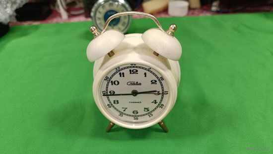 Будильник СЛАВА СССР .  11 камней . 100% Рабочие . с Рубля .