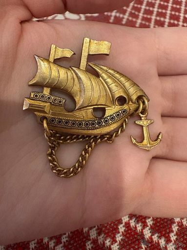 Брошка винтажная Парусник с якорем ЗНАЧОК