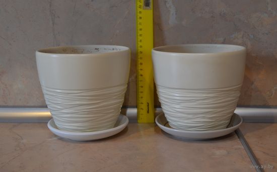 Горшки для цветов.  Цена за оба.