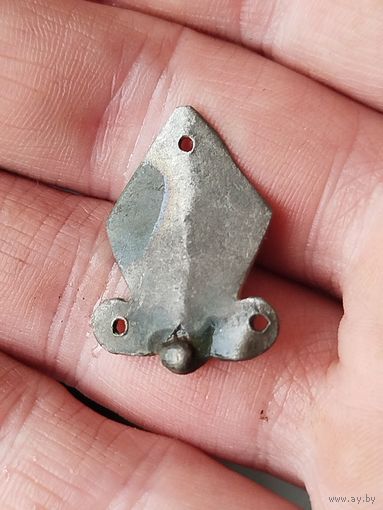 Часть кофтанной застёжки(не мелкая),белый металл,йод остаётся