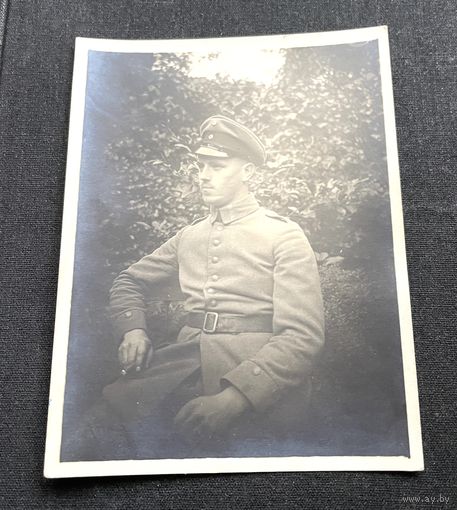 Фотооткрытка 1 Мировая война / Немецкий лейтенант / Полевая форма (Feldgrau) фуражка (Feldmutze), поясной ремень с пряжкой