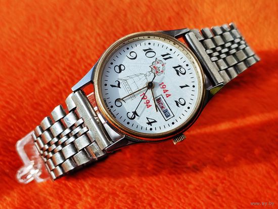 Кварцевые часы с надписью на циферблате "1944 - 1994", с браслетом. Торг есть.