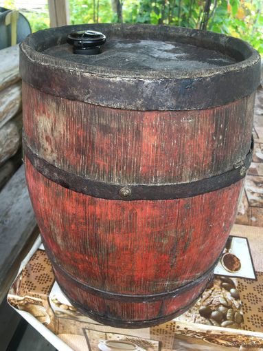 Старинная ДУБОВАЯ бочка на 10 литров. возможно  ещё трофейная. В идеале-была в личном пользовании лет 10. даже  капелька  не  протекает.