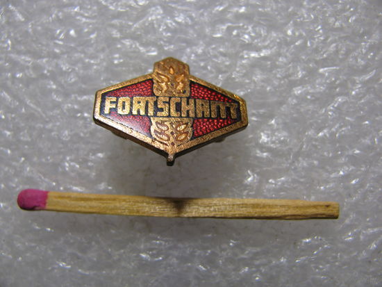 Знак. ГДР. Предприятие по производству сельхозмашин Fortchritt / Фортшритт. тяжёлый