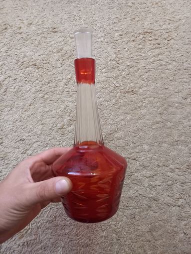 Винтажный графин, красное стекло