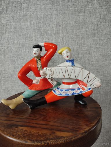 Статуэтка, фигурка фарфоровая плясун и гармонист