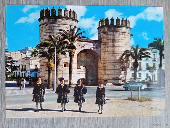 Этнография. Испания. Бадахос. Пальмовые ворота и национальные костюмы