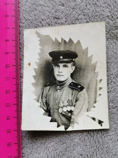 Старое фото. Солдат с наградами. 1946г