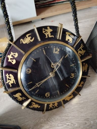 Настенные часы ГДР,механика,на ходу,нужно подкрепить держатель стекла,с рубля