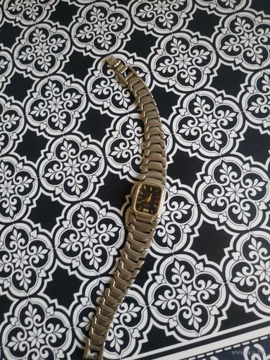 Часы наручные с браслетом.  В коллекцию,ремонт,на запчасти.Состояние на скане.