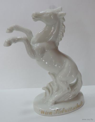 Статуэтка фарфоровая "Лошадь" 80-е годы Европа. Высота 14 см.
