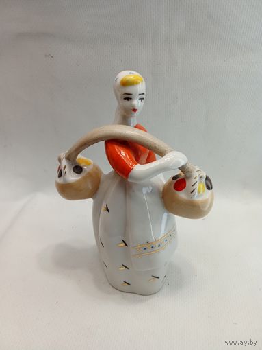 Статуэтка Девушка с коромыслом СССР фарфор