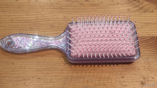 Красивая новая массажка расческа для девочки. Новая. Очень красивая и удобная.