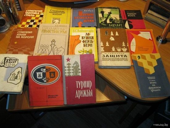 Любителям игры в шахматы. Интересная подборка справочных пособий по игре в шахматы.