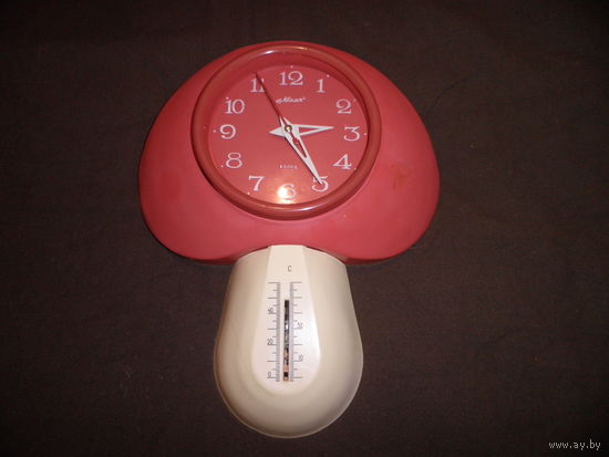 Часы настенные Грибок Маяк-Кварц с градусником СССР(РЕДКИЕ).С рубля.