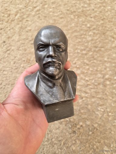 Бюст В. И. Ленина