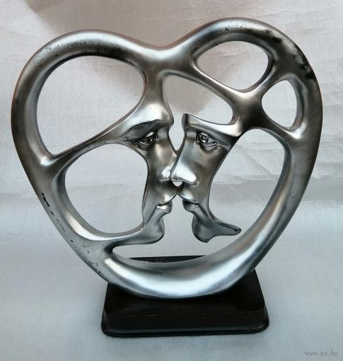 "Поцелуй" - крупная, интерьерная скульптура. Высота 27см. Полимер.