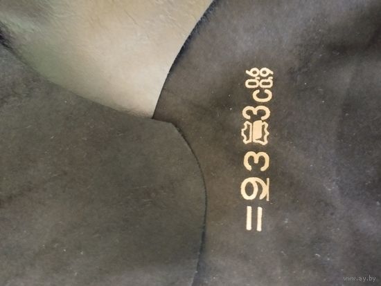 Отрезы кусков кожи разных размеров, цвет черный.