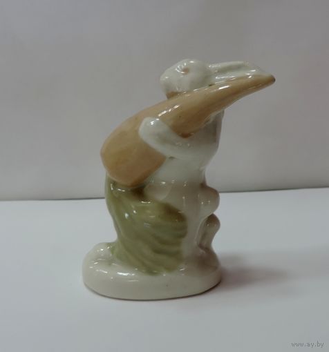 Статуэтка фарфоровая "Заяц с морковкой" 60-е годы СССР  (Городница). Высота 6.5 см. Редкая!