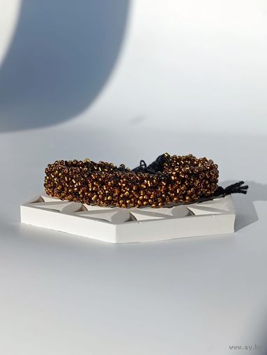 Широкий вязаный браслет из бисера