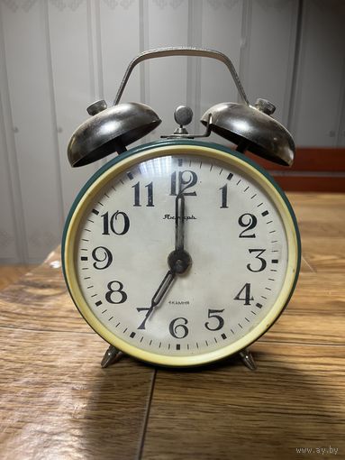 Часы-будильник янтарь
