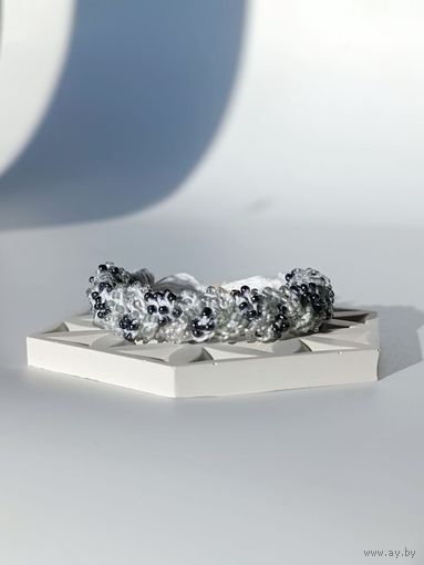 Широкий вязаный браслет из бисера