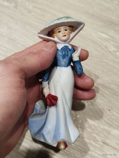 Фарфоровая статуэтка ГДР,дама в шляпе,бисквит,с рубля