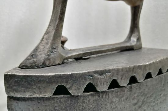 Чугунный утюг с гранённой рукояткой.