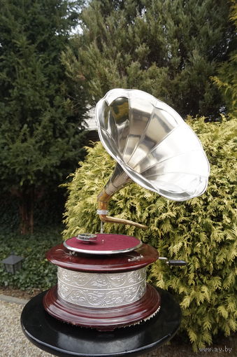 Граммофон "His Master's Voice", Дерево, Бронза, Европа.