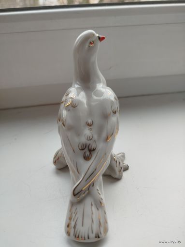 Фарфоровая статуэтка голубя