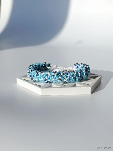 Широкий вязаный браслет из бисера