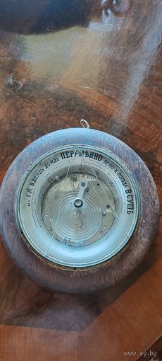 Старинный барометр в дубовом корпусе