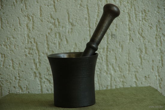 Ступка   ( высота 10 см , диаметр 10 см , длинна пестика 22 см )