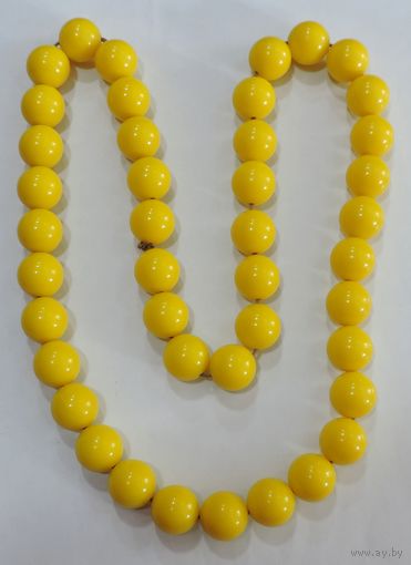 Бусы жёлтые с крупными шарами. 80-е годы Европа. Длина 74 см. Диаметр 1.8 см. Пластик.