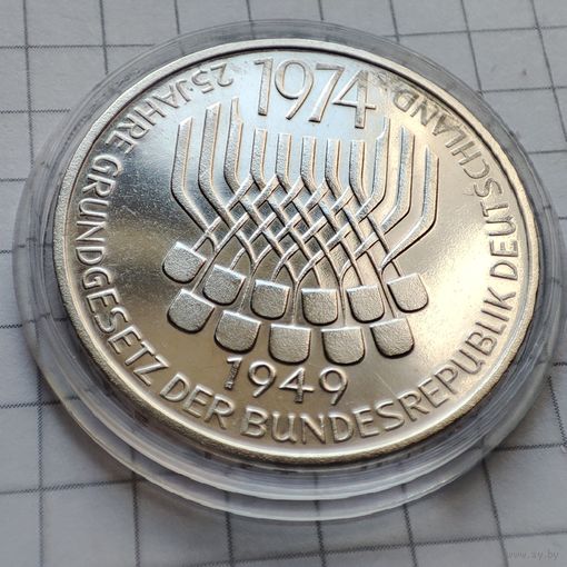 5 марок ФРГ 1974 года . В честь 25-летия принятия Основного закона ФРГ. Серебро.
