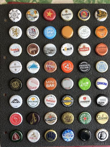 48 пивных крышек на планшете, все б.у. в разном состоянии