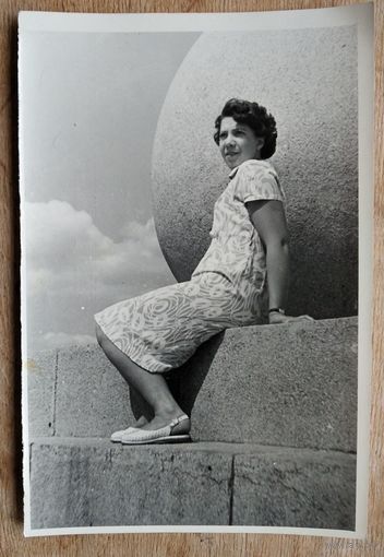 Минск. Фото женщины на набережной Свислочи. 1950-е. 12х18 см.
