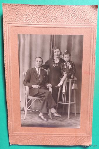 Фото "Семья", 1920-1930-е гг., Гомель (без паспарту 15,5*10,5 см, с паспарту 24*14 см)
