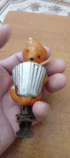 Медведь с гормошкой