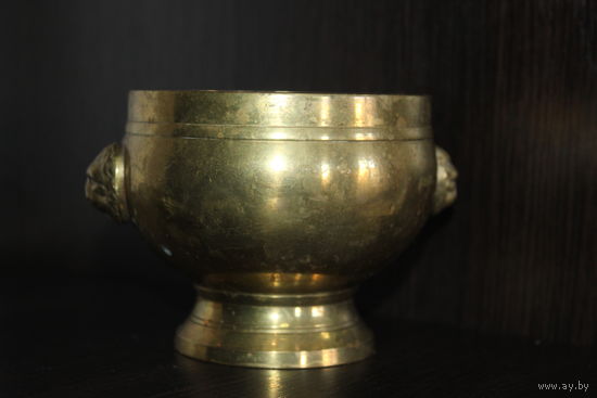 Винтажный, латунный котелок/кашпо с ручками в виде головы льва.