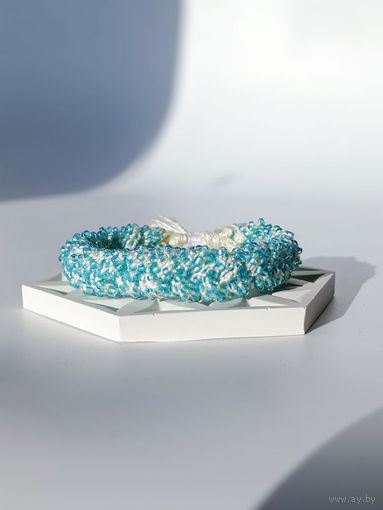 Широкий вязаный браслет из бисера